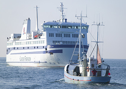 Fiskerbåc sejler ud og færgen sejler ind