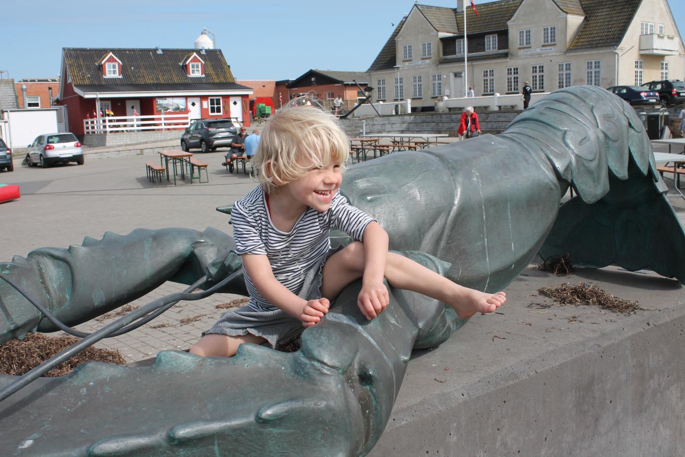 Pige med dejlig grimasse