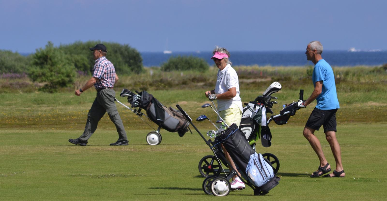 Golf med havet i baggrunden