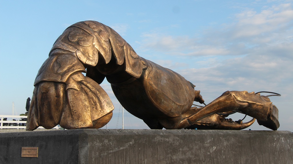 Ingegerd Bilving Jørgensens flotte skulptur af jomfruhummeren på havnen i Østerby på Læsø