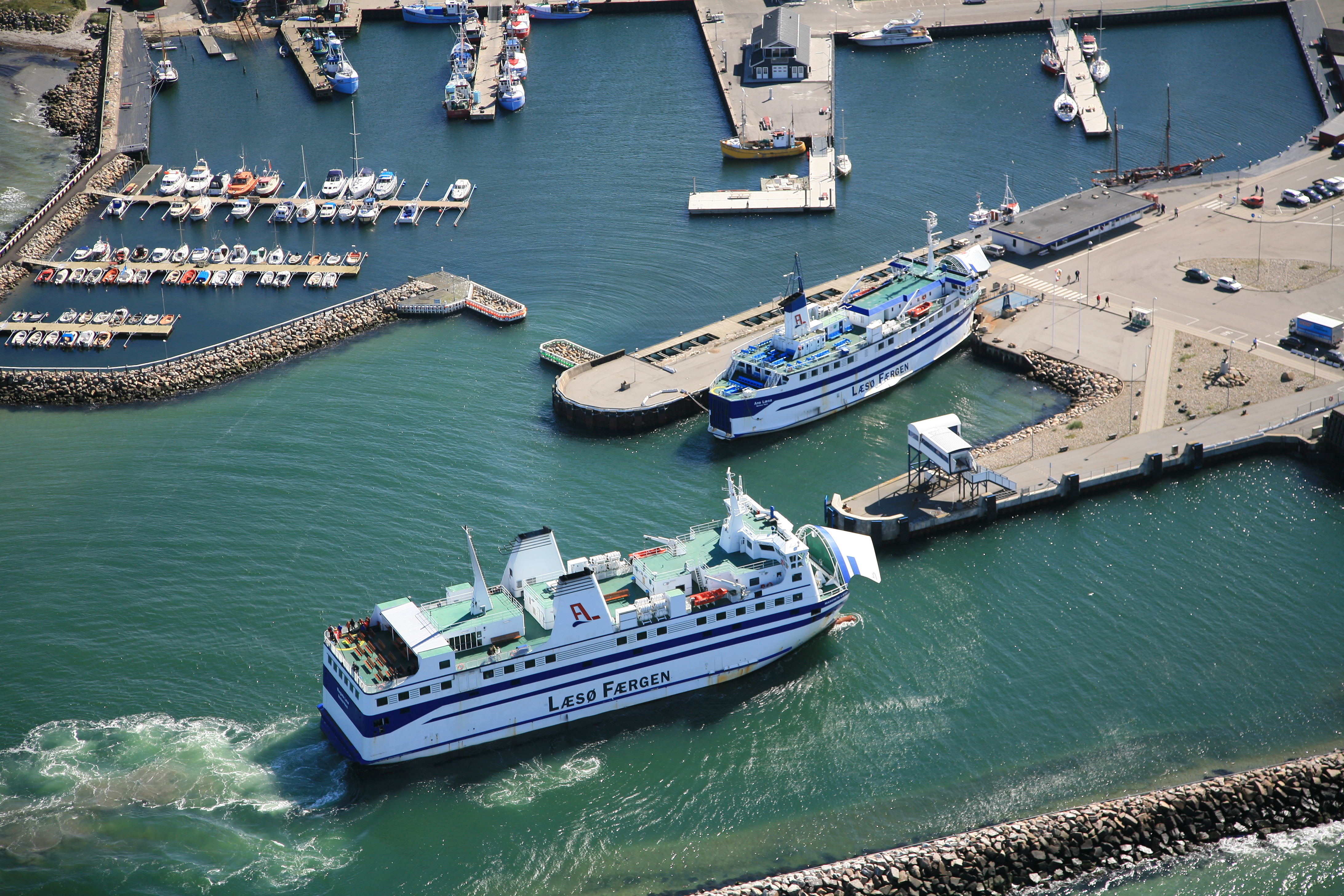 Margrete og Ane i Vesterø Havn 2007 