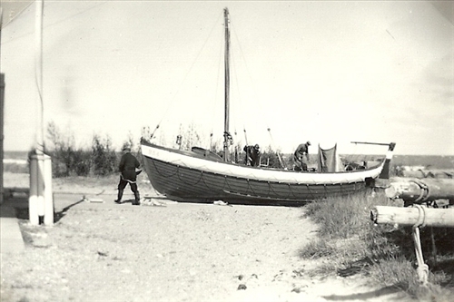 Redningsbåden trækkes på land -.jpg