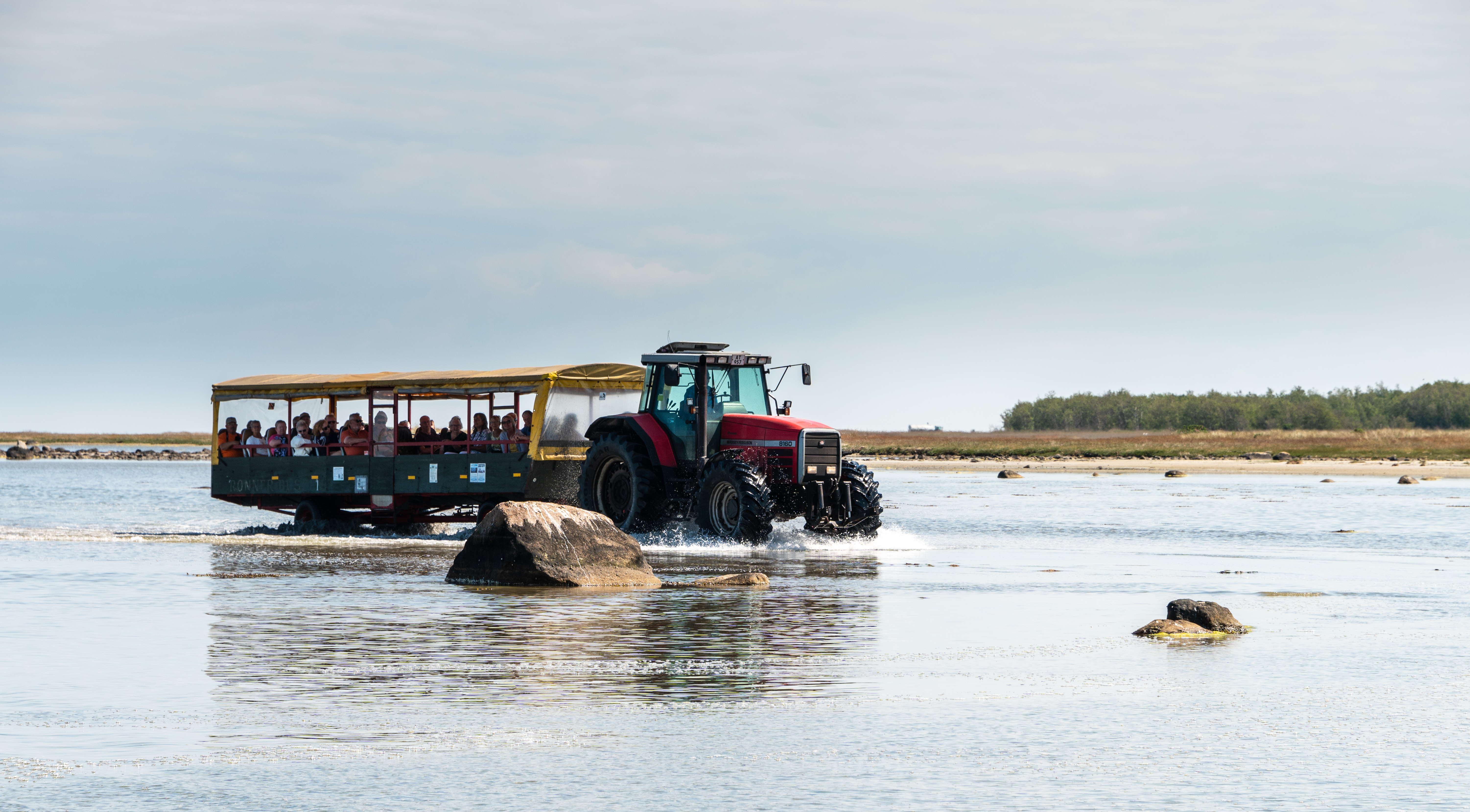 Rønnerbussen Saltets Dag - gennem floden