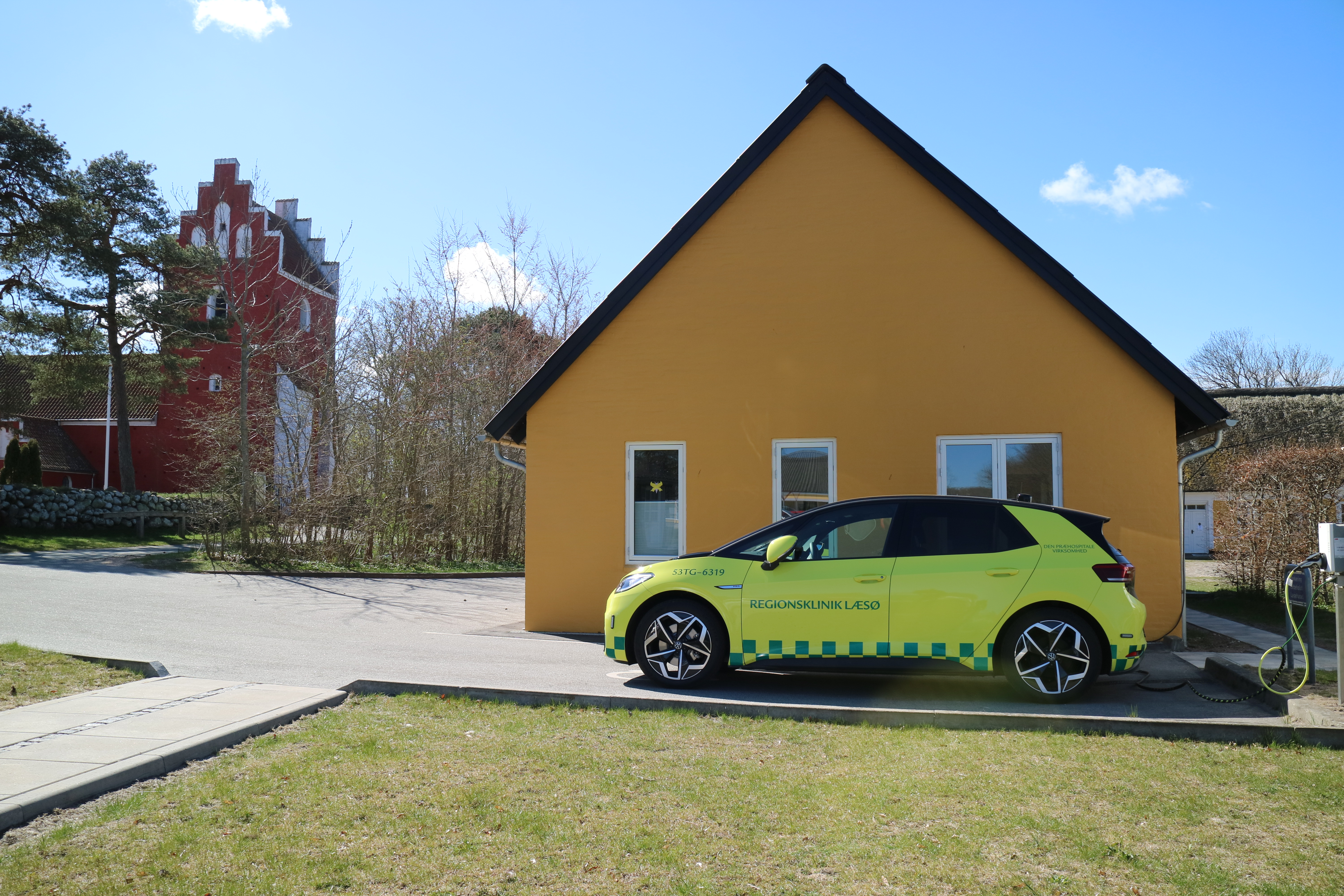 Lægebilen ved lægehuset