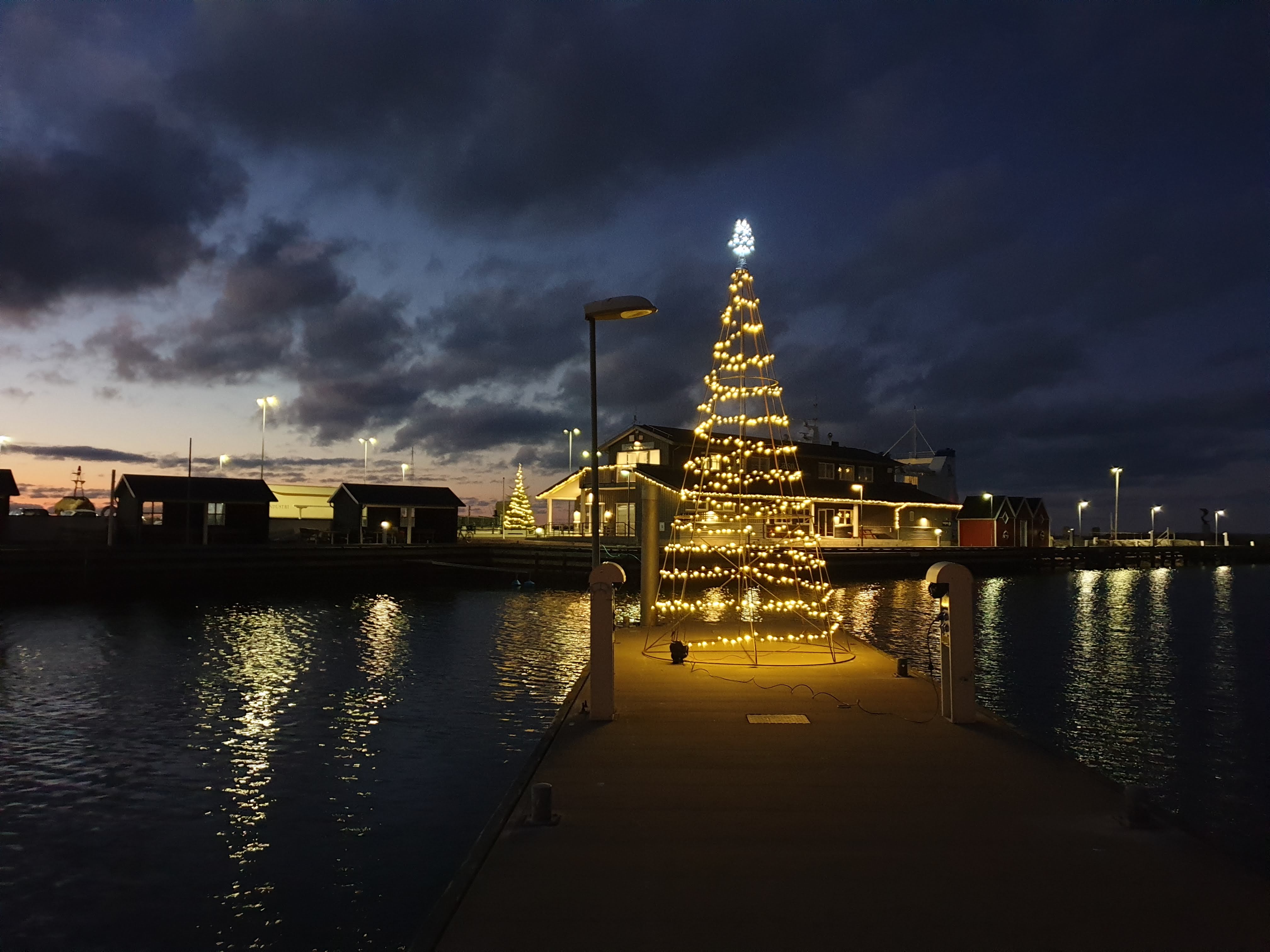Jul i Vesterø Havn - juletræsstemning
