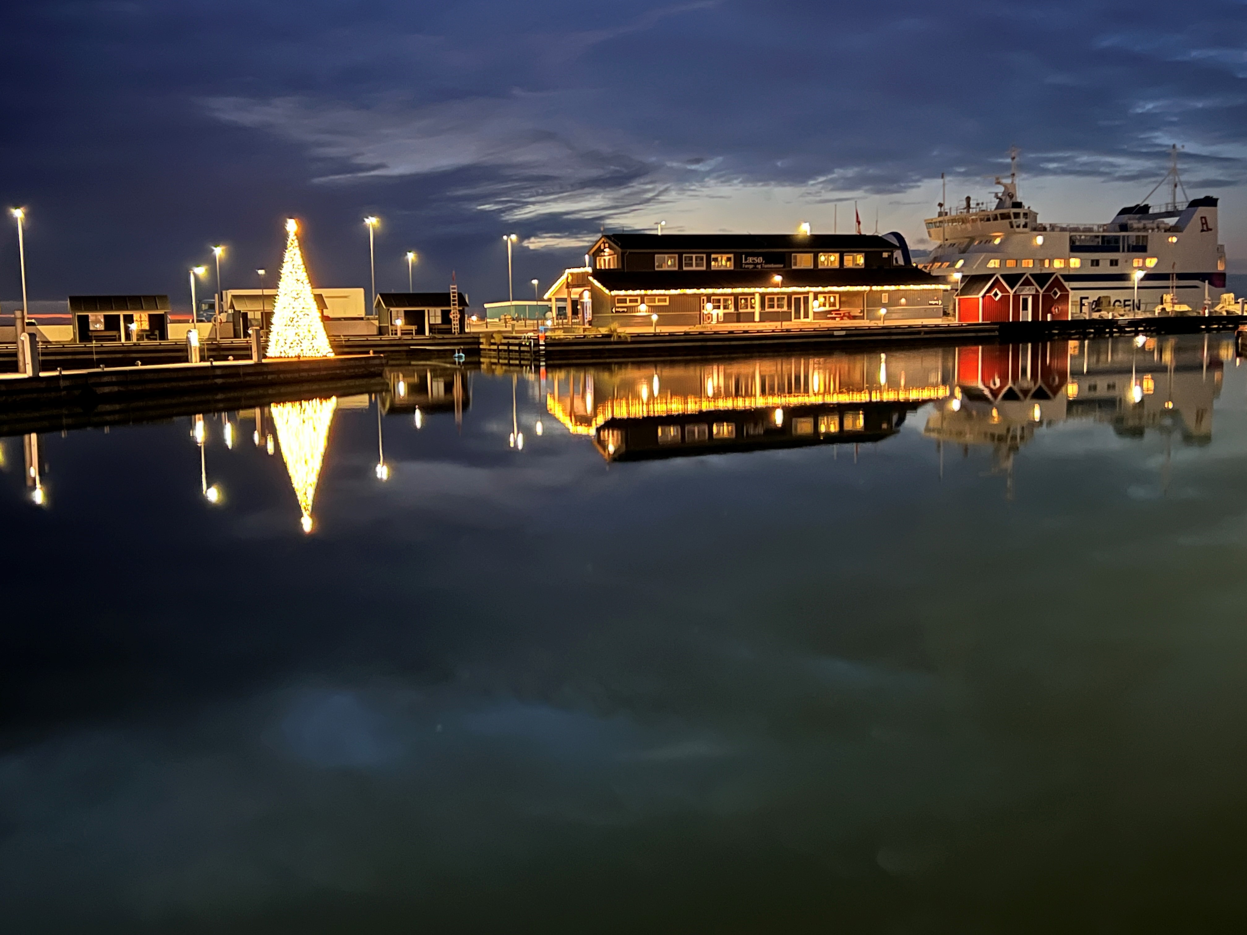 Jul i Vesterø Havn - juletræ og færgekontor